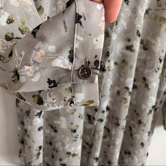 Cabi Matinee Blouse Floral Print Top Gray 5204 size XS - Picture 5 of 7